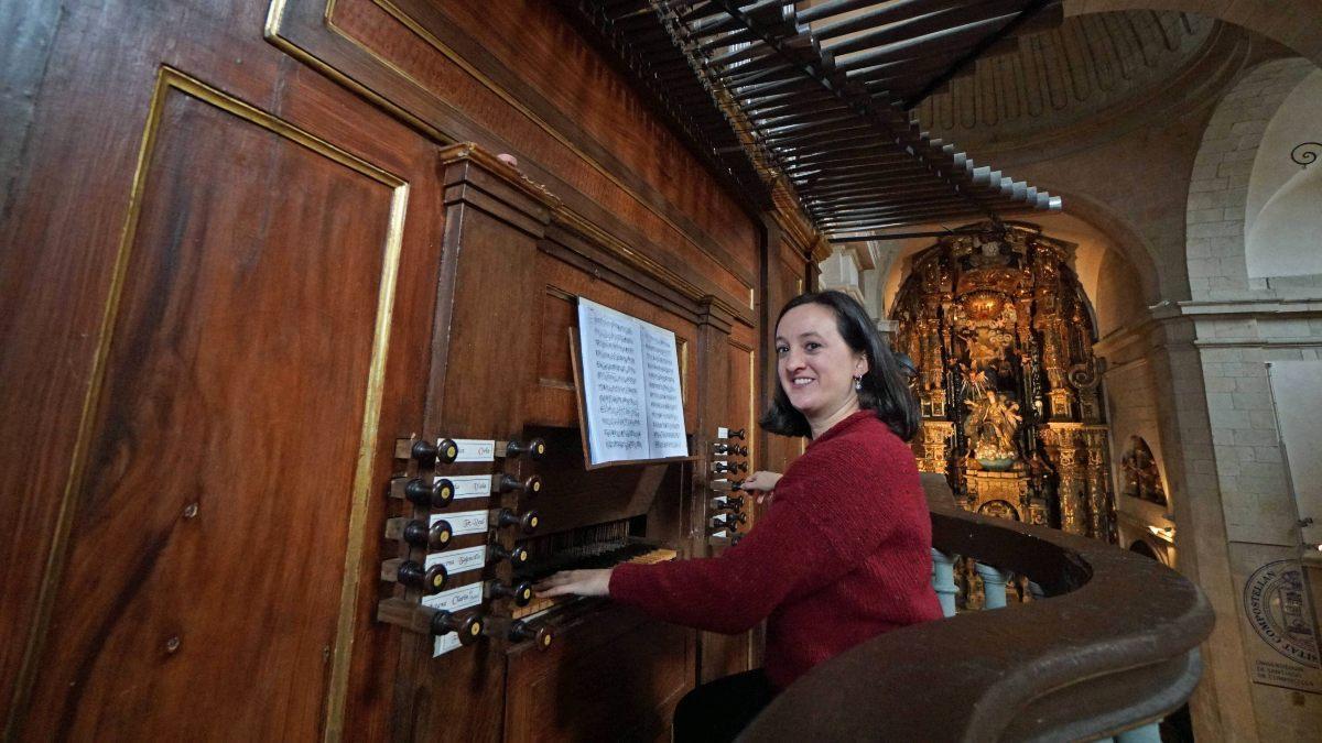 Marta López Fernández durante un ensayo celebrado ayer en el órgano de la Iglesia de la Universidad