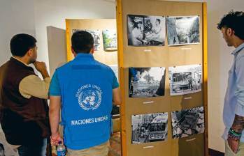 La primera muestra de la Casa de Memoria de Ituango contiene imágenes de masacres y otros hechos victimizantes. Fueron captadas por Donaldo Zuluaga y Juan Luis Londoño (der). FOTO: Julio César Herrera