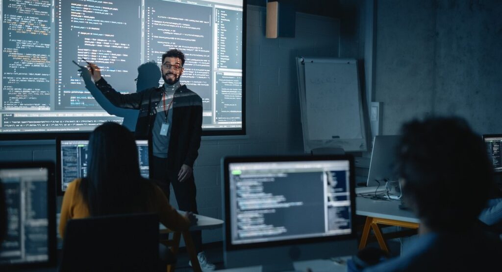 Grupo de estudante assistindo uma aula no curso de ciência da computação.