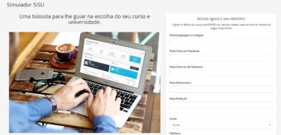 Tela do Simulador SiSu da plataforma Estuda.com sendo utilizado em um notebook, com interface mostrando notas e opções de cursos.