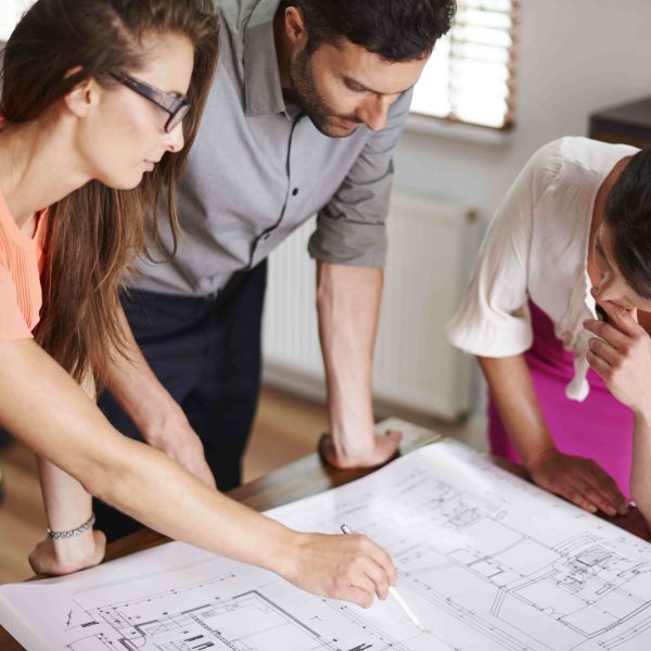 Estudante de arquitetura e urbanismos reunidos para aprender tudo sobre a graduação.