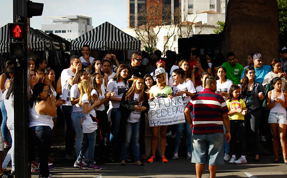 Fãs homenageiam MC Daleste