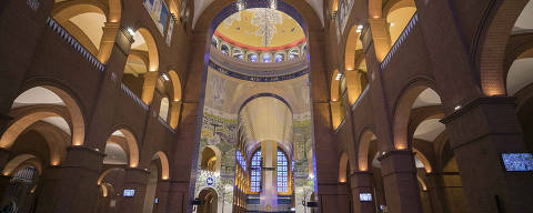 Aparecida, SP, BRASIL, 12-10-2017:  Fieis acompanham uma das varias missas no interior da  Basilica de  Nossa Senhora  Aparecida durante as celebracoes dos 300 anos do encontro  da imagem de Nossa Senhora  Aparecida (Foto: Eduardo Knapp/Folhapress, COTIDIANO).