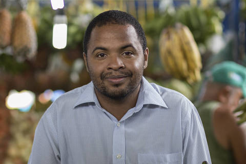 RECIFE, PE, BRASIL, 31.08.2017 - Hamilton Henrique, empreendedor social, diretor executivo do Saladorama, posa para foto no mercado municipal do bairro de Nova Descoberta, em Recife, no Pernambuco. (Foto: Renato Stockler)