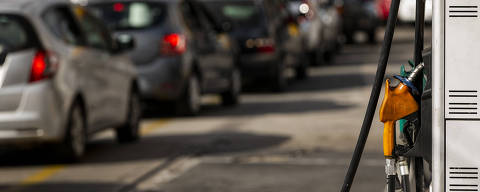 SÃO PAULO, SP, BRASIL 31.05.2018 Fila em posto na marginal Tietê, em SP (Foto: Adriano Vizoni/Folhapress)