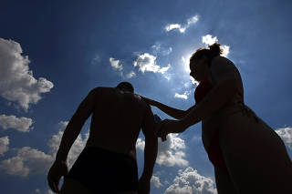 Casal aplica filtro solar no Parque do Ibirapuera, em SP