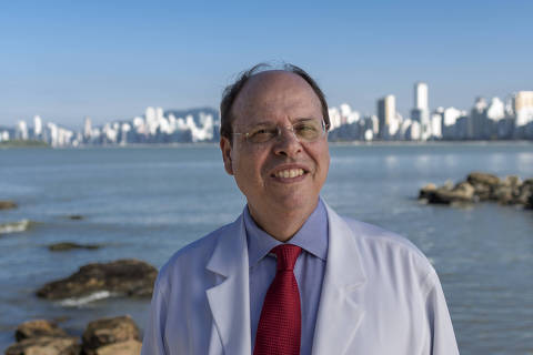 JOINVILLE, SC, BRASIL, 13-08-2014: Hercílio da Luz Filho, médico nefrologista que está à frente da Fundação Pró-Rim, que atende pacientes renais gratuitamente em Santa Catarina e Tocantis, posa para foto, em Joinville (SC). (Foto: Renato Stockler/Na Lata)