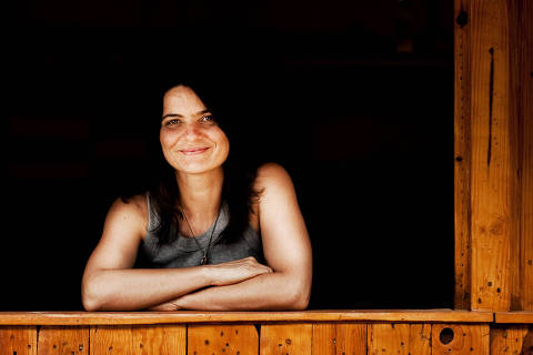 NOVA LIMA, MINAS GERAIS, AGOSTO 2009: Retrato de ROSANA BIANCHINI (de camisa cinza e cabelo preto) do INSTITUTO KAIRÓS,  e fotos da organização finalista do Empreendedor Social 2009. Rosana Bianchini, 37 anos, arquiteta e urbanista, casada. Nasceu em Belo Horizonte e mora em Nova Lima (MG). Criou o Instituto Kairós, que promove o desenvolvimento socioambiental de Nova Lima, ampliando as possibilidades de renda e valorizando a biodiversidade e as relações de identidade com a cultura local. (Foto: Renato Stockler/Na Lata) - (Snapfoto)