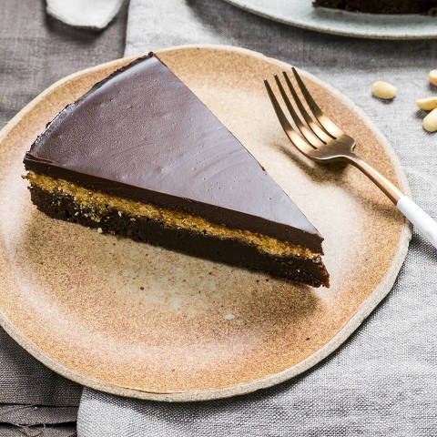 BRASIL - SAO PAULO - 15.05.2019 - O MELHOR DE SAO PAULO - Gastronomia - REVISTA SAO PAULO - Confeitaria Marilia Zylbersztajn: torta de morango e torta de chocolate com crocante de amendoim. Foto: KEINY ANDRADE/FOLHAPRESS