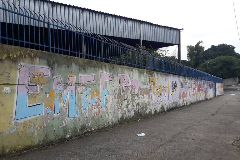 Muro com pintura descascada da EMEF Dom Paulo Rolim Loureiro, no bairro Cidade Nova São Miguel, zona leste de São Paulo