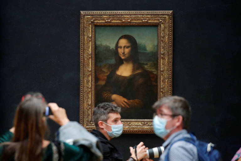 Jovem brasileira é primeira pessoa a ver 'Mona Lisa' após reabertura do Louvre