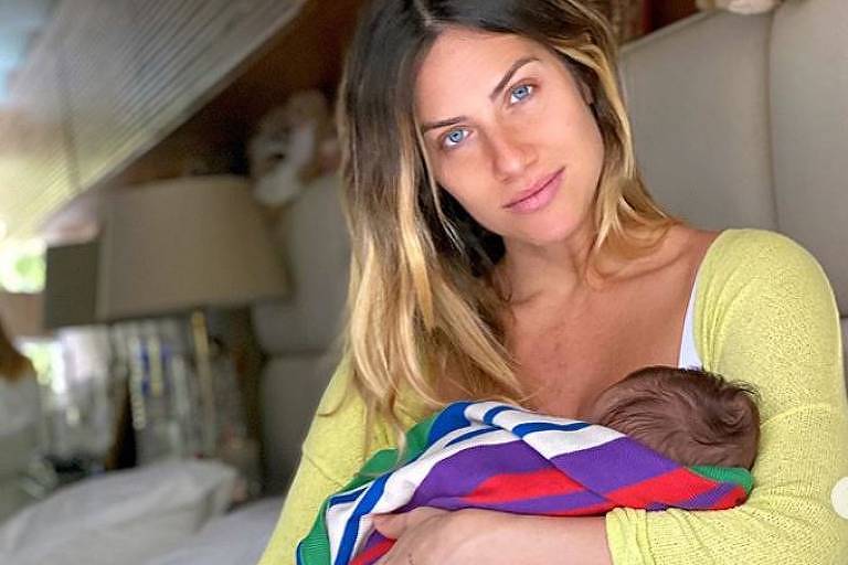 Com leite excedente, Giovanna Ewbank amamenta Zyan e doa o restante