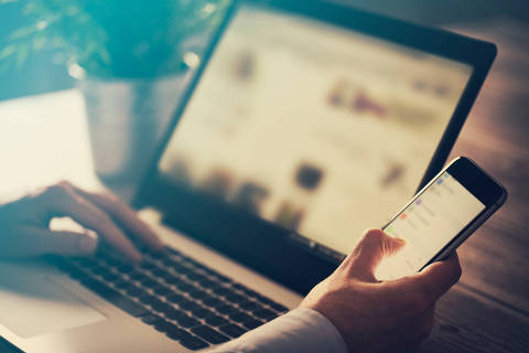 Man using laptop and phone.
Foto:  REDPIXEL / adobe stock