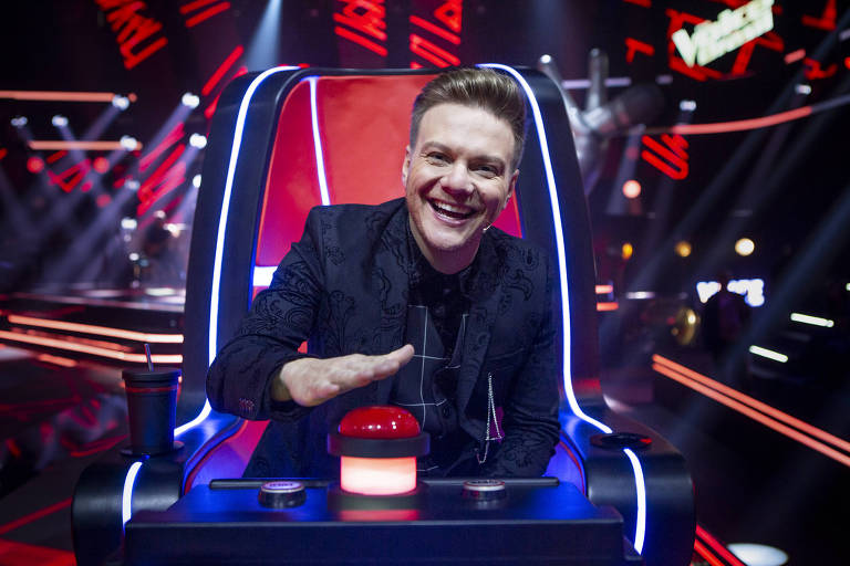 Michel Teló cumpre ritual de higienização após voltar do estúdio do The Voice