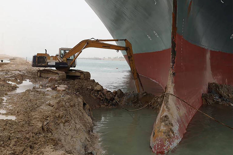 Navio de 400 metros de comprimento encalhou no Canal de Suez