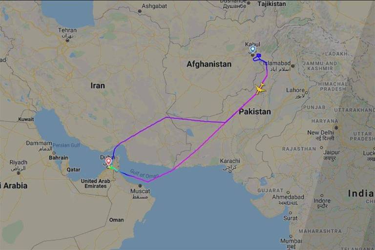 Voo da Emirates dá 8 voltas e não pousa, enquanto Taleban toma capital afegã