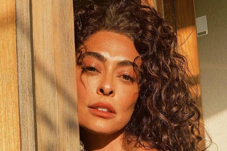 Juliana Paes volta do Pantanal e homenageia Marília Mendonça