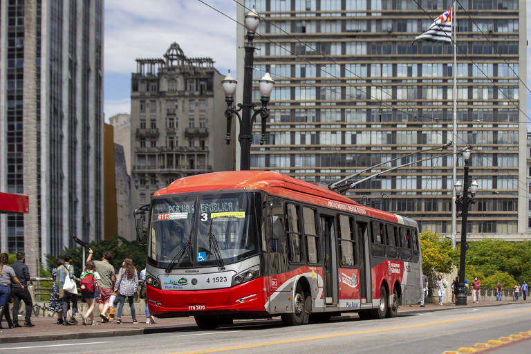 Aos 72 anos, trólebus ganham força nas discussões sobre mobilidade sustentável em SP