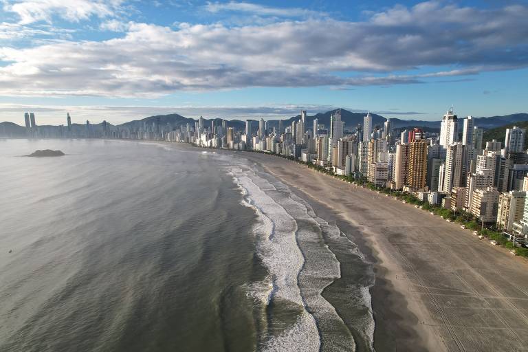 Balneário Camboriú (SC) libera nova faixa de areia neste sábado; veja fotos