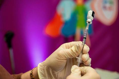 A medical worker prepares the Pfizer-BioNTech Covid-19 vaccine booster to be given to children 12-15 years old at Hartford Hospital in Hartford, Connecticut, on January 6, 2022. (Photo by Joseph Prezioso / AFP)