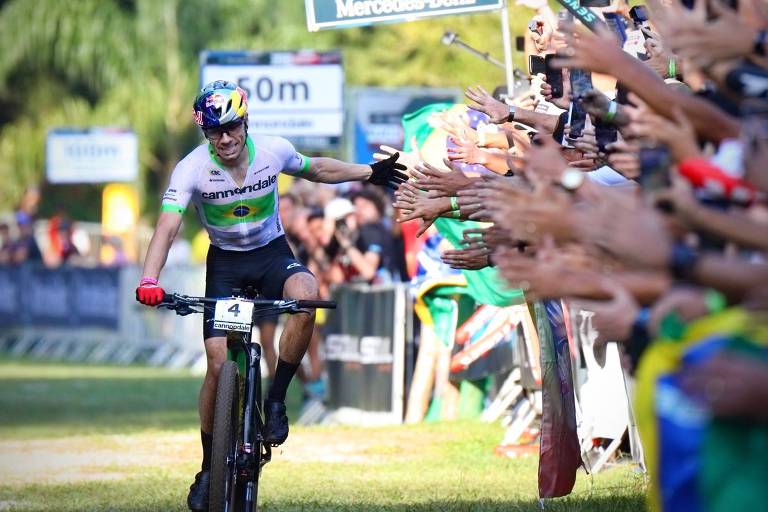 Em Petrópolis, multidão aplaude os melhores do mountain bike mundial