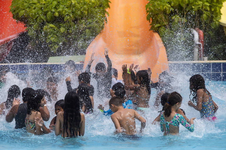 'Maior aula de natação do mundo' ensina cuidados para se ter na piscina