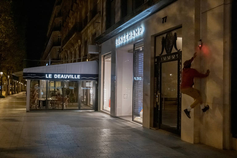 Atletas de parkour usam manobras para apagar luzes em Paris