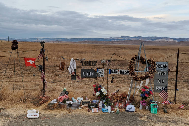 Fãs fazem memorial no local da morte do ator James Dean