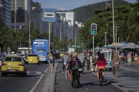 RIO DE JANEIRO, RJ, BRASIL, 14-12-2022: Homem anda com bicicleta elétrica na ciclovia da praia de Copacabana, na zona sul do Rio de Janeiro. O primeiro decreto municipal que regulamentou o uso das bicicletas elétricas e dos ciclomotores completa dez anos em 2022, mas os veículos continuam sendo motivo de atrito entre os frequentadores da orla. Desde 2012, bicicletas elétricas só podem circular nas ciclovias e ciclofaixas no limite de até 20km/h. Pedestres que disputam espaço com os veículos, no entanto, denunciam constantes acidentes causados pelos condutores e reclamam da falta de fiscalização de velocidade por parte da prefeitura. A chegada do verão, que faz aumentar a circulação de pessoas nas praias, pode aumentar também o número de acidentes. (Foto: Eduardo Anizelli/ Folhapress, AGÊNCIA) ***EXCLUSIVO***