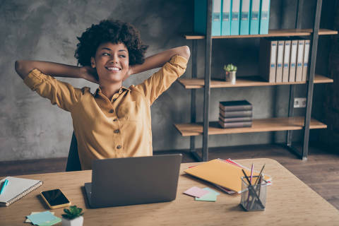 business woman sitting at work stressed , out working hard Feeling stressed out and dizzy from your job
( Foto: Wasana / adobe stock )