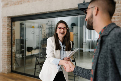 Photo of corporate cheerful positive ceo in yellow shirt smiling toothily dreaming thoughtful looking away relaxing after hard-working day
( Foto: deagreez / adobe stock )