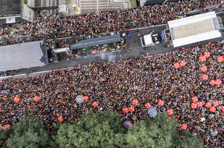 Blocos arrastam multidão com hits e manifestações pró-Lula em SP