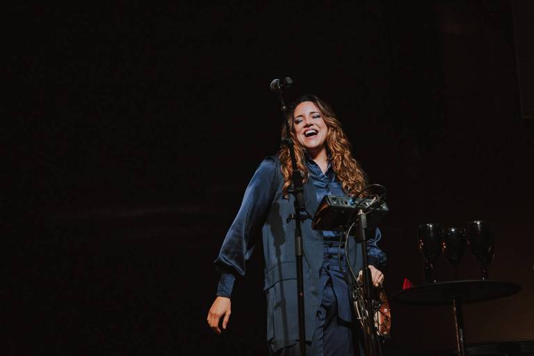 Ana Carolina cria nova versão de 'Chico' em show: 'Tem muitas mulheres para firmar contigo'