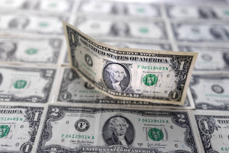 Dólar bate R$ 6,20 e recua com intervenção do BC, mas ainda fecha em nível recorde