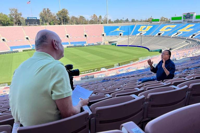 O narrador Galvão Bueno e o diretor Sidney Garambone no estádio Rose Bowl