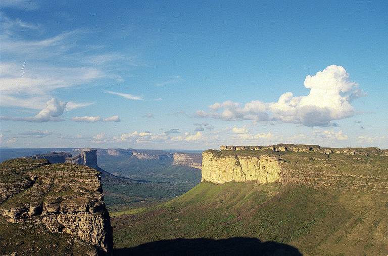 Vista aérea da chapada Diamantina, na Bahia, com o morro do Pai Inácio à direita