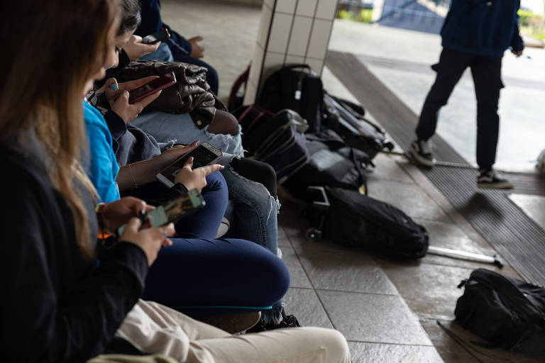 Leitor diz que proibir celular na sala de aula é uma tarefa hercúlea