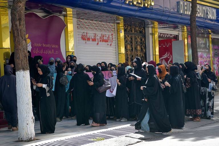 Afegãs protestam contra fechamento de salões de beleza em frente a estabelecimento do tipo na região de Shahr-e-Naw, em Cabul