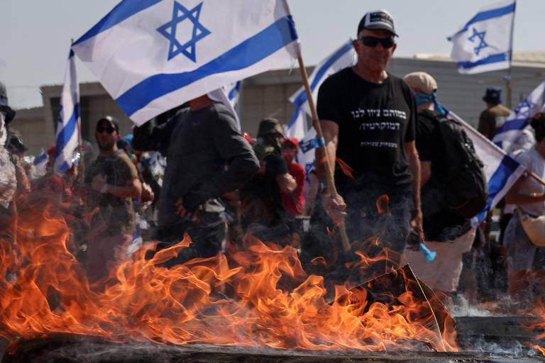 Manifestantes em Tel Aviv contra a proposta de reforma judicial da coalizão do primeiro-ministro Binyamin Netanyahu