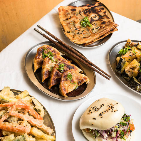 SÃO PAULO, SP, BRASIL, 11-08-2023, ESPECIAL - OMDSP - RESTAURANTES - Panda Ya! Pratos

 Bao de frango
Beringela no missô
 Tempurá legumes
 Nuddles com pasta de amendoim
 e Panquecas chinesas. 

Chefs 
Vitor Wong
 e Vivi Fukazawa. (Foto: Keiny Andrade/Folhapress).