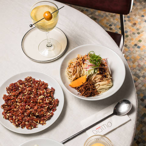 SÃO PAULO, SP, BRASIL, 26-07-2023, ESPECIAL - OMDSP - BARES - Novidade - Drink com comida - Domo. Macarrão frio, bolinho de arroz com kimchi a cavalo e tartar. Foto: Keiny Andrade/Folhapress).