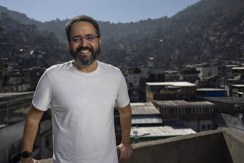 RIO DE JANEIRO, RJ - 03 AGOSTO:  ESTANTE MAGICA - O empreendedor social Robson da Costa Melo, fundador da Estante Magica, posa para foto na Rocinha, no Rio de Janeiro, em 03 de agosto de 2023. (Foto: Renato Stockler)******PREMIO EMPREENDEDOR SOCIAL 2023******