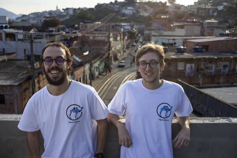 RIO DE JANEIRO, RJ - 01 AGOSTO:  AGUA CAMELO - Os empreendedores sociais Joao Piedrafita e Rodrigo Belli, cofundadores da Agua Camelo, posam para foto no Morro da Providencia, no Rio de Janeiro, em 01 de agosto de 2023. (Foto: Renato Stockler)******PREMIO EMPREENDEDOR SOCIAL 2023******