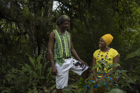 CACHOEIRA, BA - 21 JULHO:  CENTRO DE EDUCACAO E CULTURA VALE DO IGUAPE - CECVI - Os empreendedores sociais e quilombolas Jucilene Viana Lovelino e Ananias Nery Viana, posam para foto no terriotirio quilombola Kaonge, em Cachoeira, BA em 21 de julho de 2023. (Foto: Renato Stockler)******PREMIO EMPREENDEDOR SOCIAL 2023******