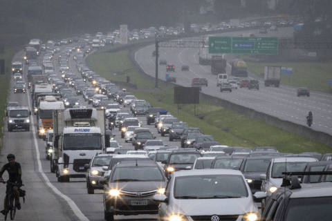 São Bernardo do Campo, SP, BRASIL, 12-10-2023: Movimentação na estrada dos Imigrantes, sentido litoral, na altura do km 29, no primeiro dia do feriado prolongado de Nossa Senhora de Aparecida. (Foto: Bruno Santos/ Folhapress)

Trânsito na rodovia dos Imigrantes, na altura do km 29, no primeiro dia
do feriado de Nossa Senhora de Aparecida