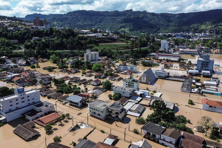 Oktoberfest volta a ser suspensa em Blumenau e rio pode chegar a 11 metros