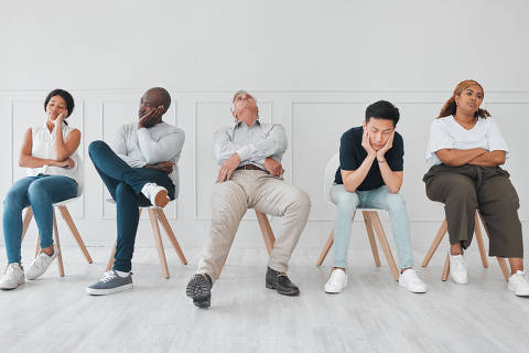 Bored, job interview and diversity with business people in waiting room for tired, frustrated or fatigue. Hiring, hr and queue with employees on wall background for recruitment, onboarding or nervous 
( Foto: Kirsten D/peopleimages.com / adobe stock )