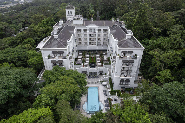 Vista aérea do Palácio Tangará, localizado dentro do parque Burle Marx, no bairro Panamby