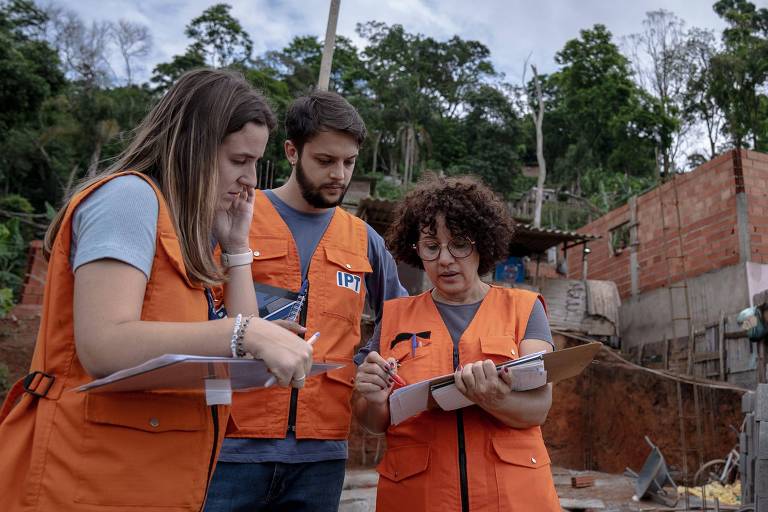 Quem são os 'caçadores de áreas de risco', que tentam prevenir tragédias causadas por chuvas e tempestades