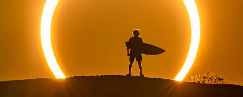 Surfista Ítalo Ferreira durante eclipse solar em praia entre as cidades de Natal e Baía Formosa, no Rio Grande do Norte - (Foto: Marcelo Maragni / Red Bull Content Pool)